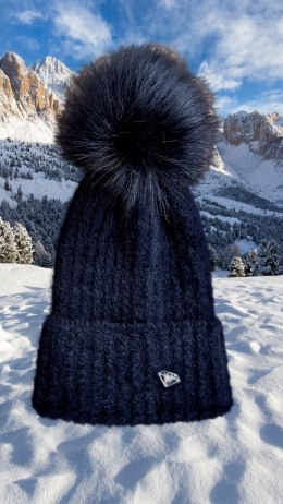Czarna zimowa czapka damska z pomponem