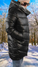 ciepła damska kurtka zimowa długa z kapturem czarna z boku